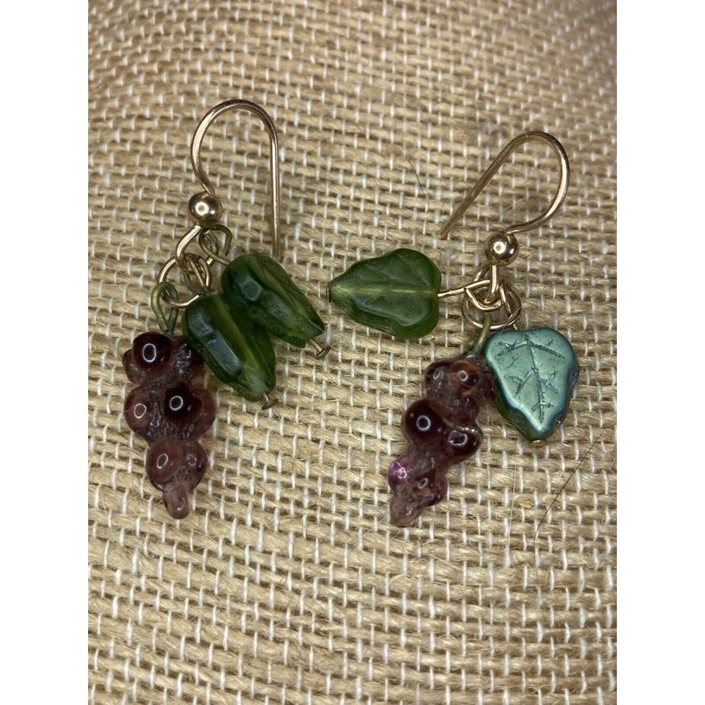 Vintage Purple Art Glass Grape Wine Drop Dangle Earrings Goldtone Wire Pierced